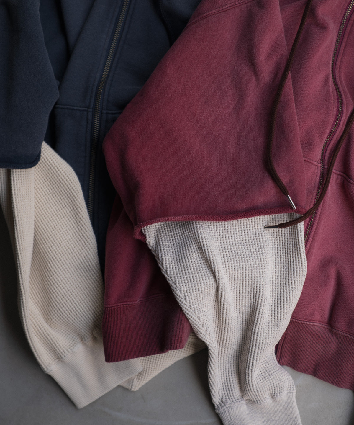 RAYERED SLEELVE ZIP HOODIE