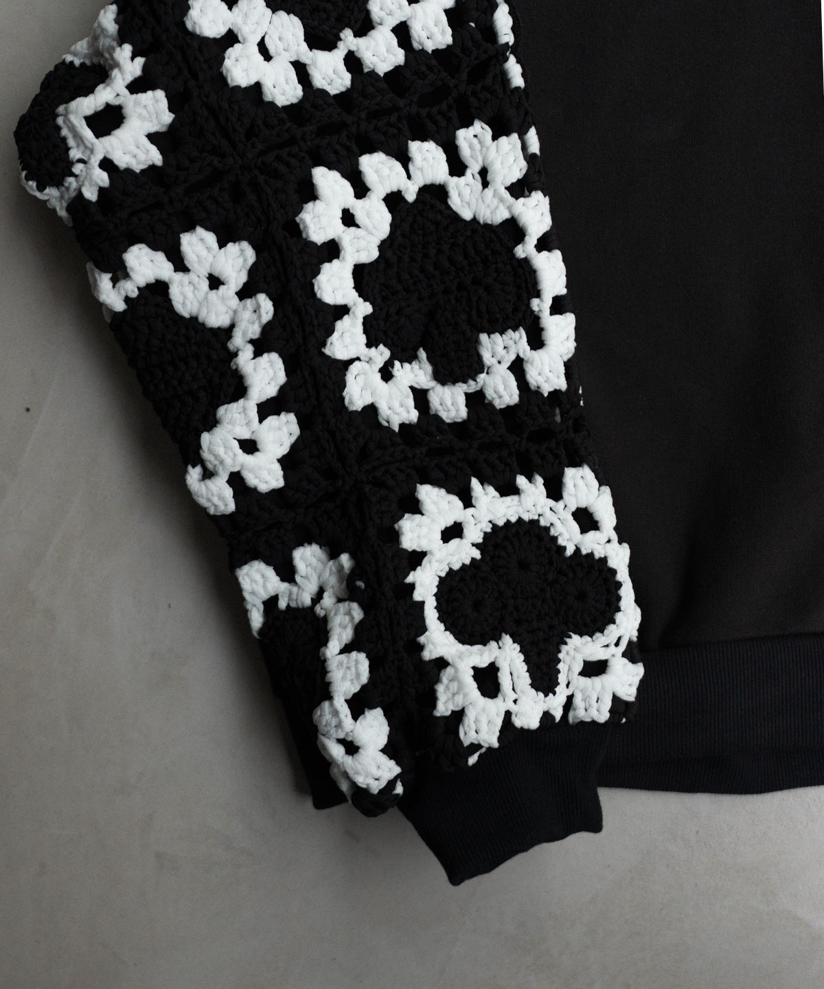 PLAYCARD CROCHET SLEEVE SWEAT