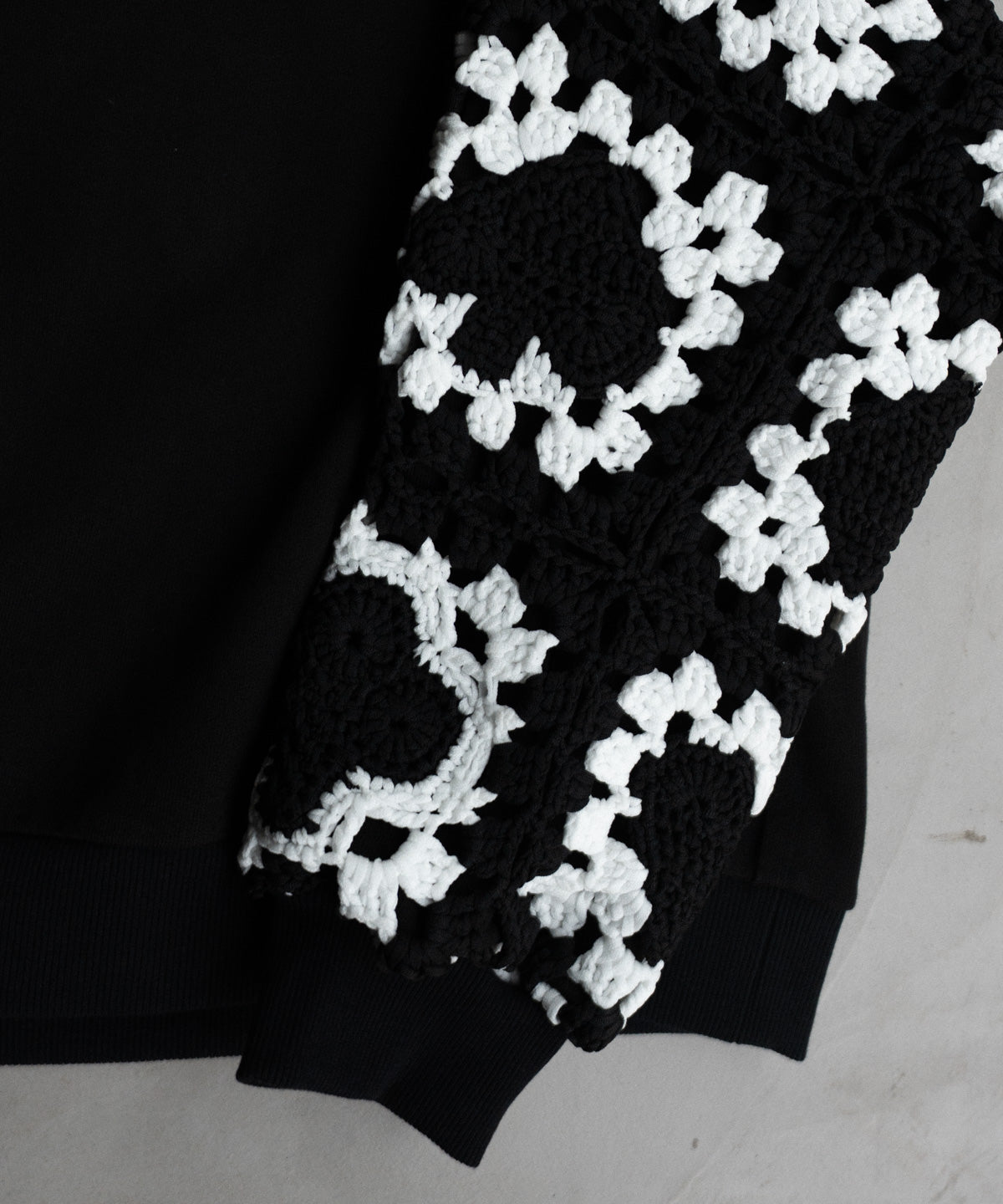 PLAYCARD CROCHET SLEEVE SWEAT