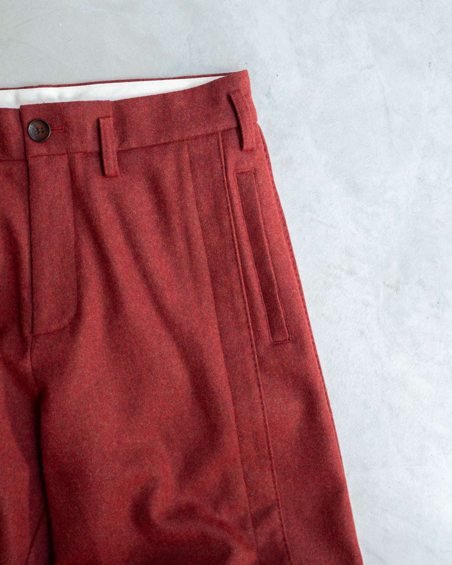 LEAVE TUCK PANTS
