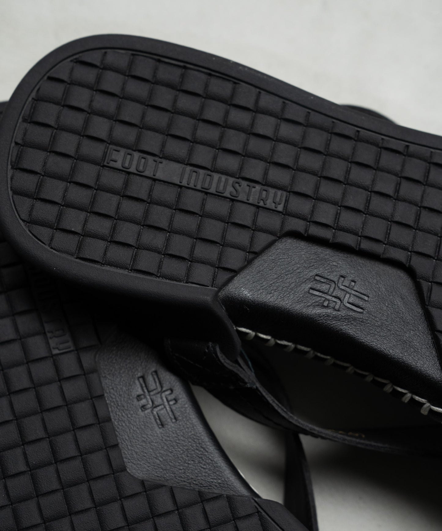 LEATHER SANDAL