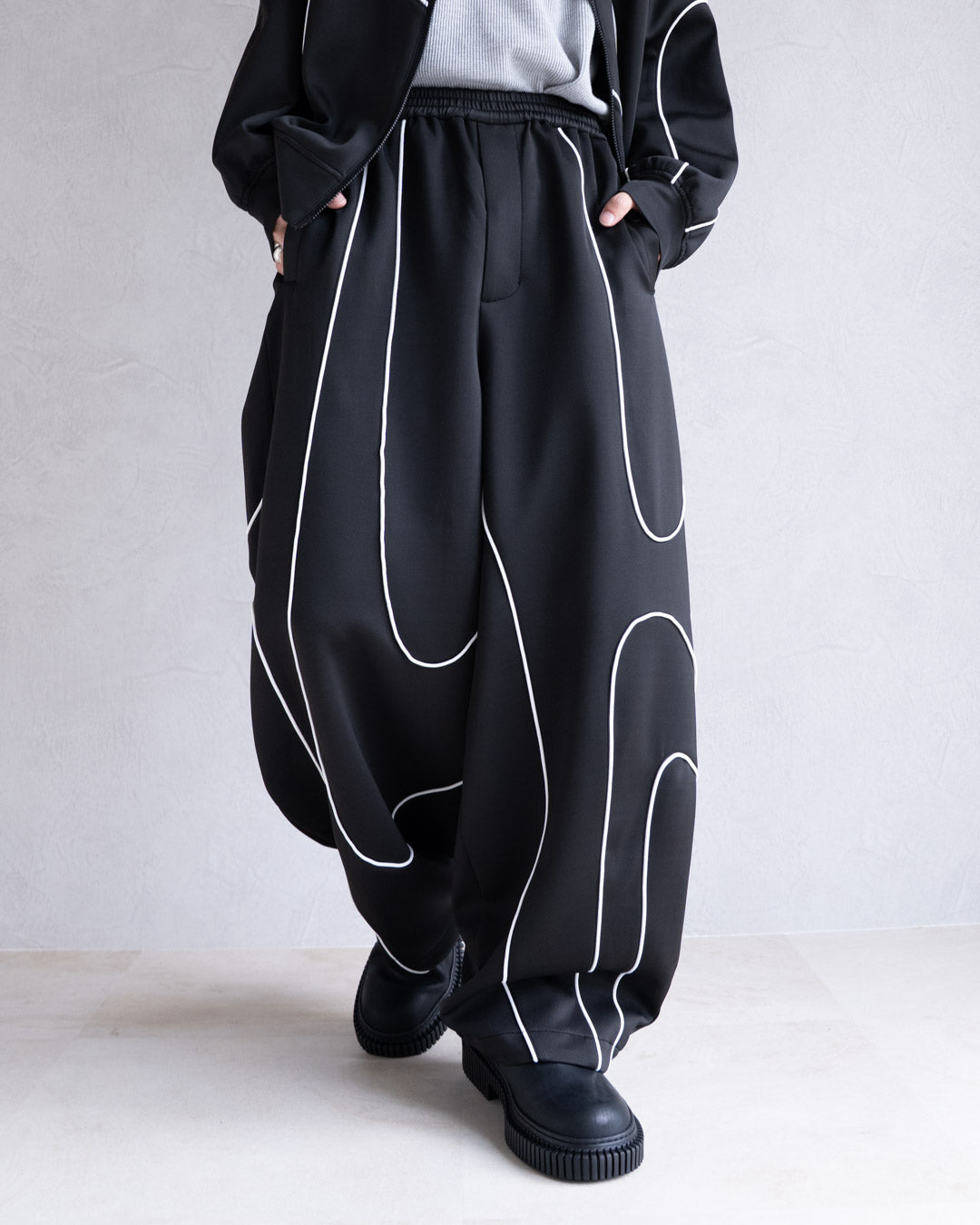 DISTORT PIPING TRACK PANTS