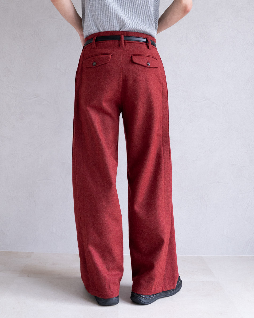 LEAVE TUCK PANTS