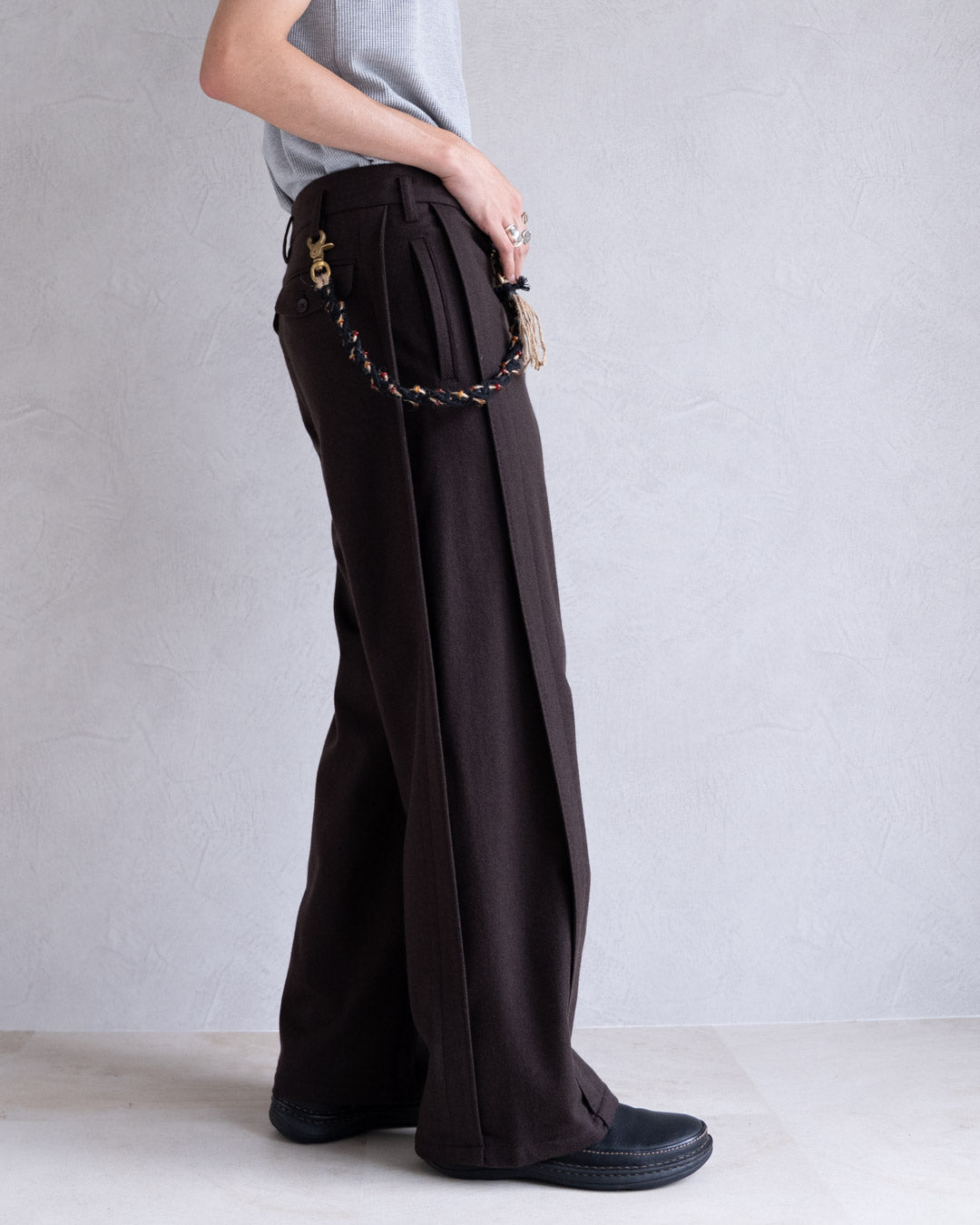 LEAVE TUCK PANTS