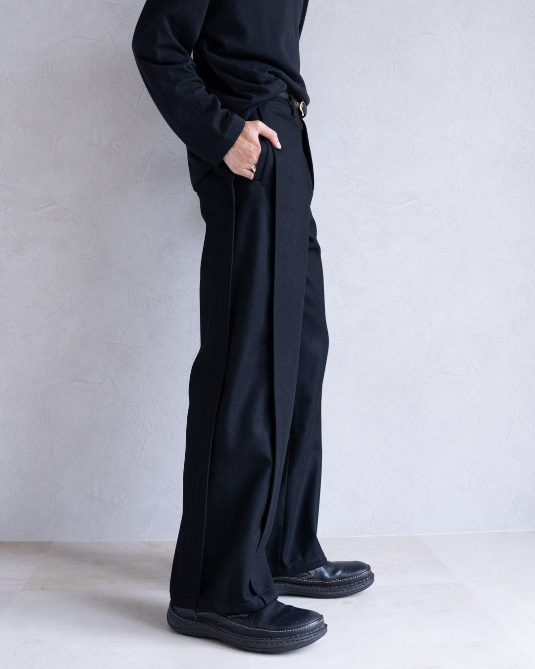 LEAVE TUCK PANTS
