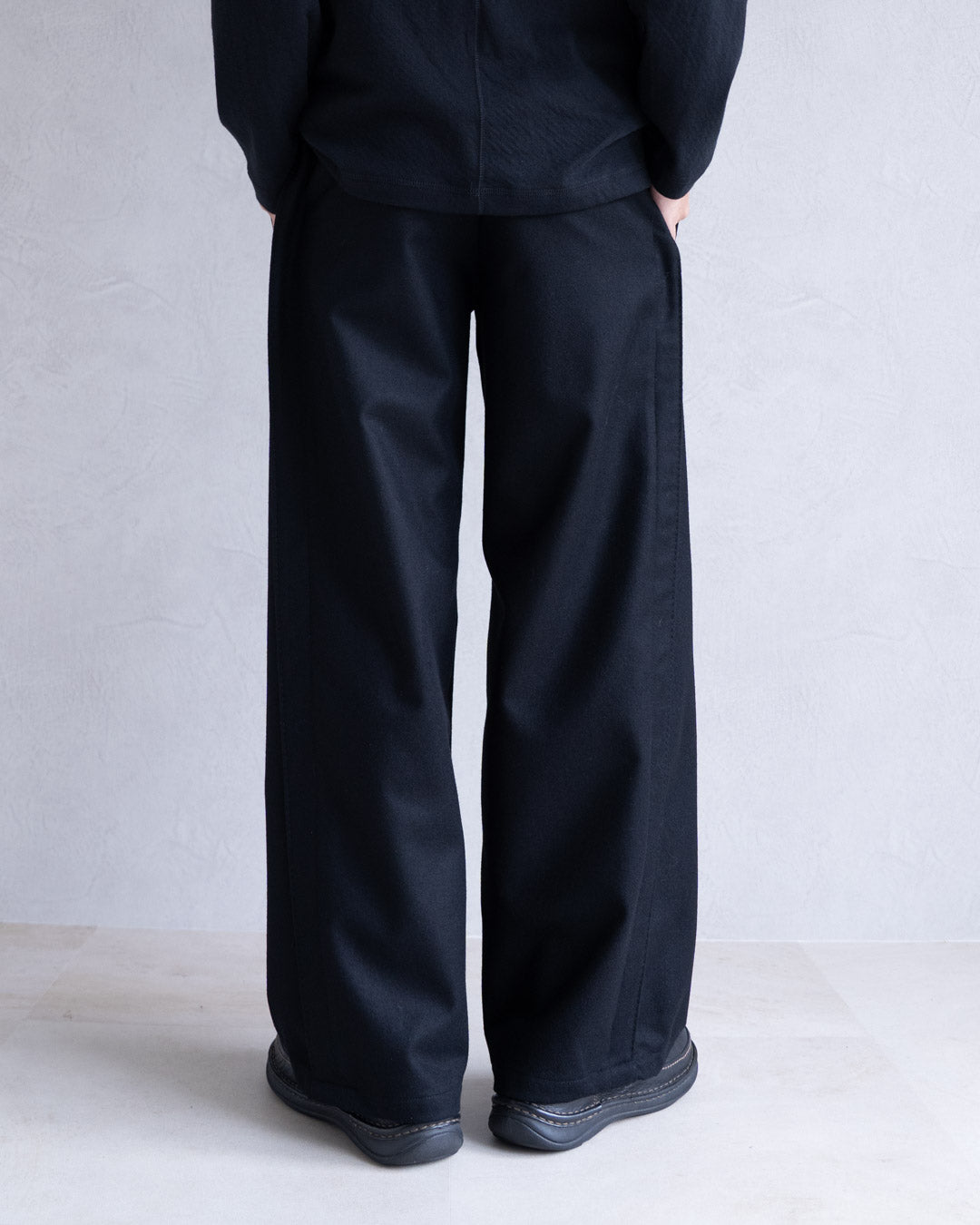 LEAVE TUCK PANTS