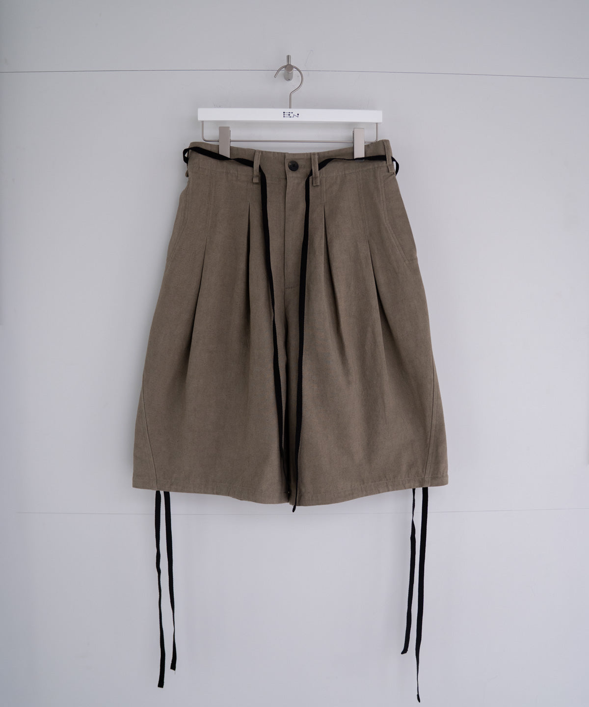 ツーダーツショートパンツ