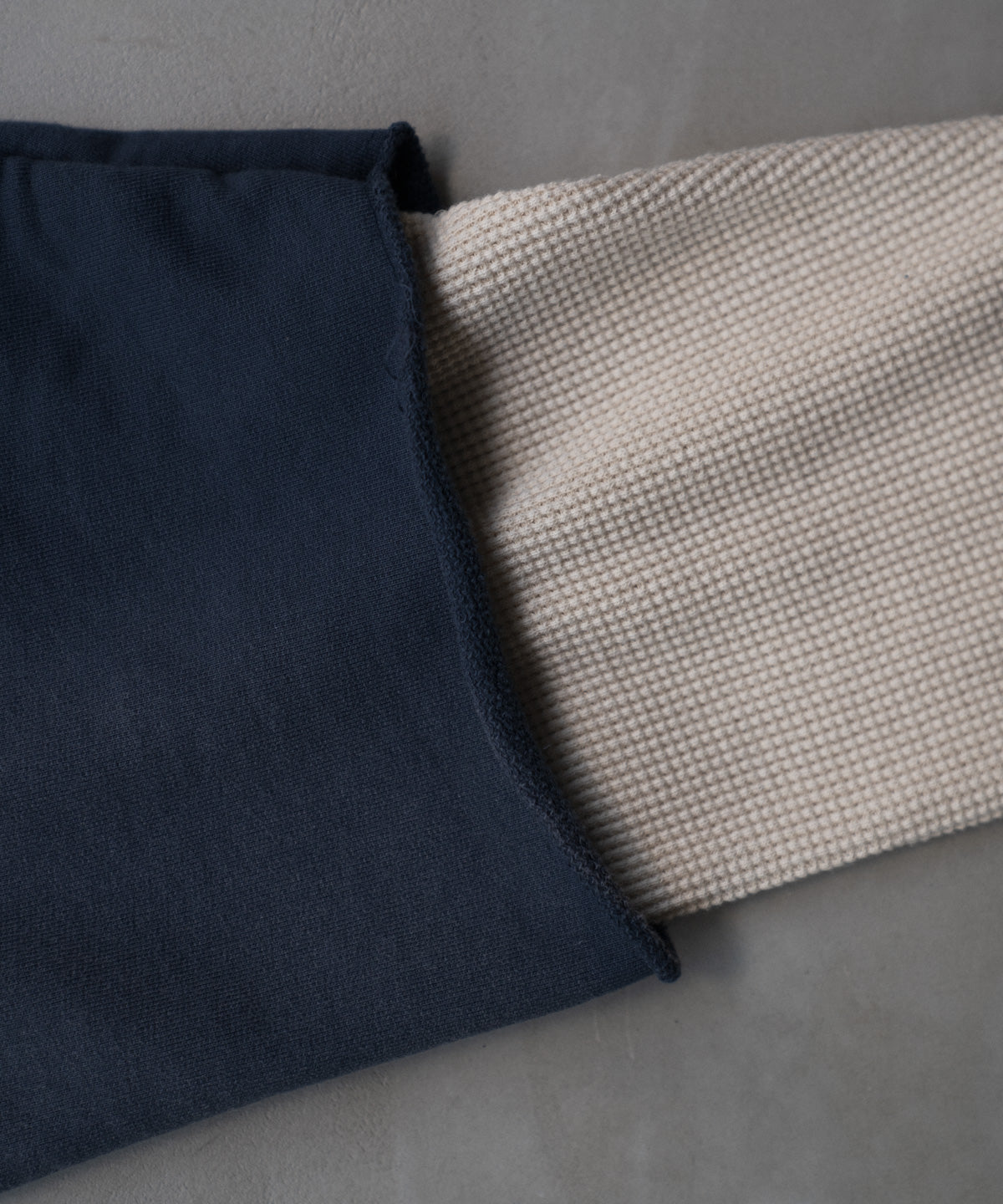 RAYERED SLEELVE ZIP HOODIE