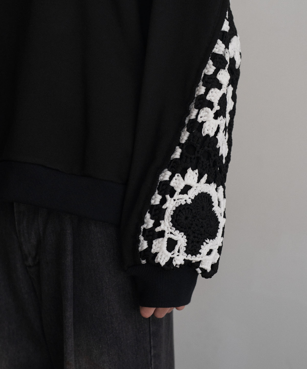 PLAYCARD CROCHET SLEEVE SWEAT