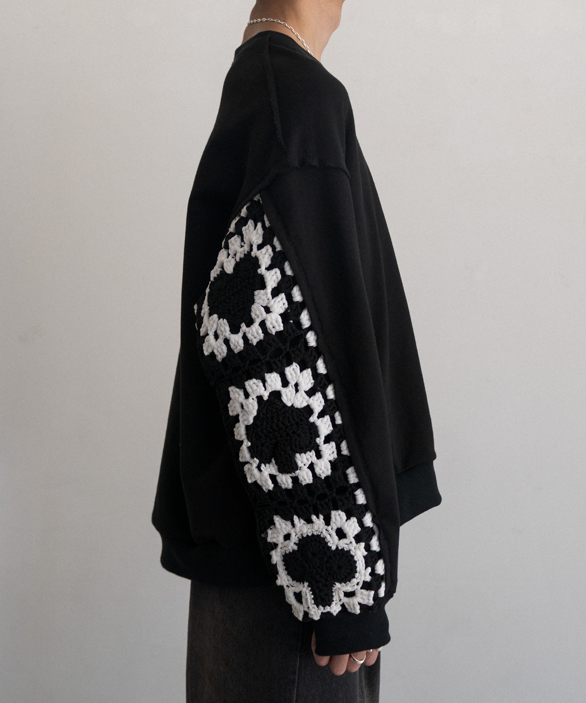 PLAYCARD CROCHET SLEEVE SWEAT