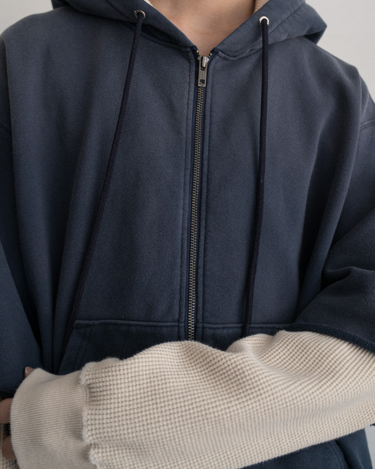 RAYERED SLEELVE ZIP HOODIE