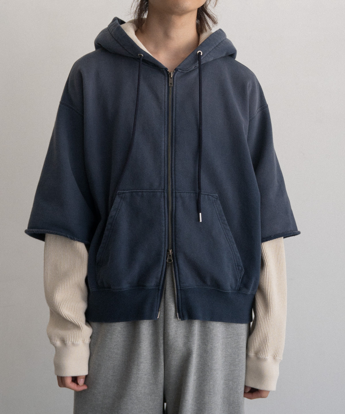 RAYERED SLEELVE ZIP HOODIE