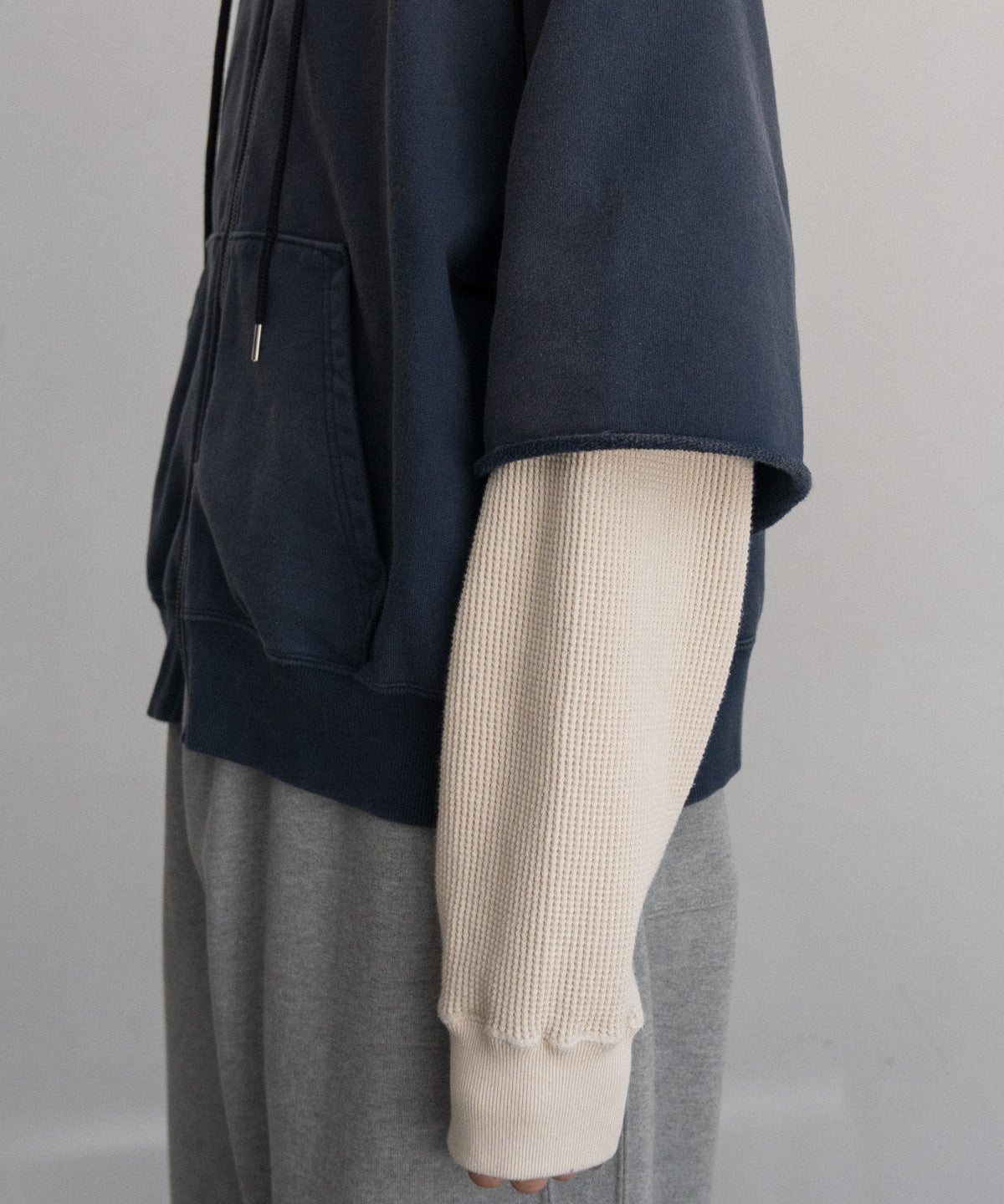 RAYERED SLEELVE ZIP HOODIE