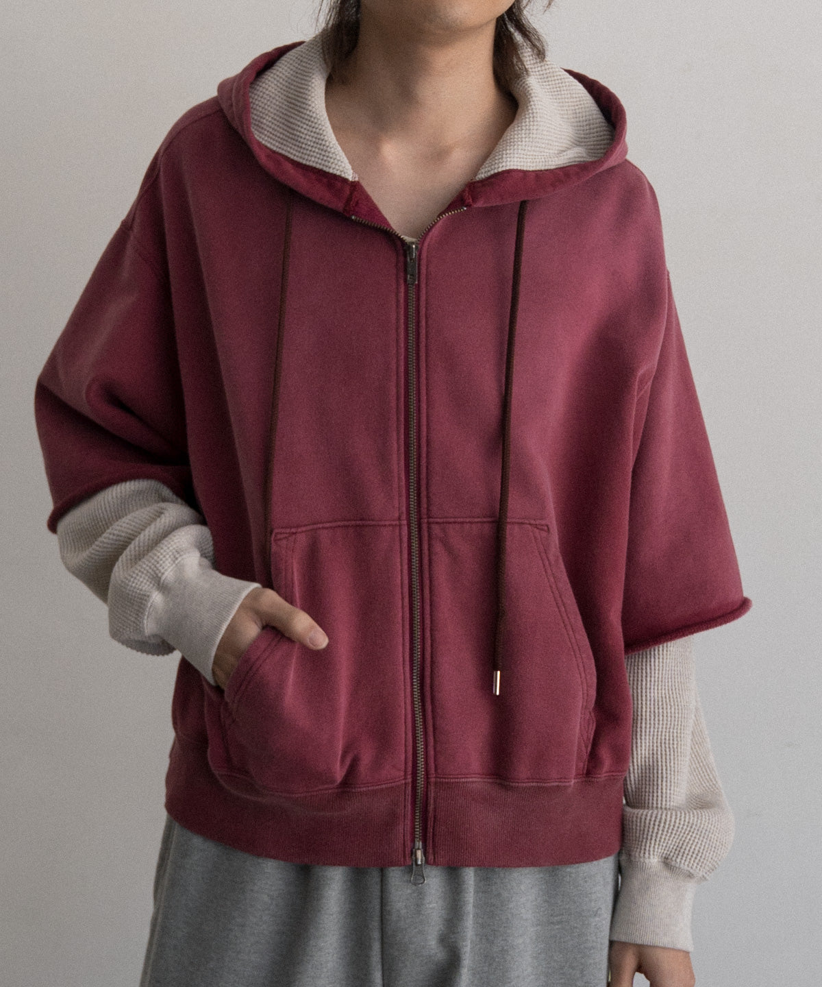 RAYERED SLEELVE ZIP HOODIE
