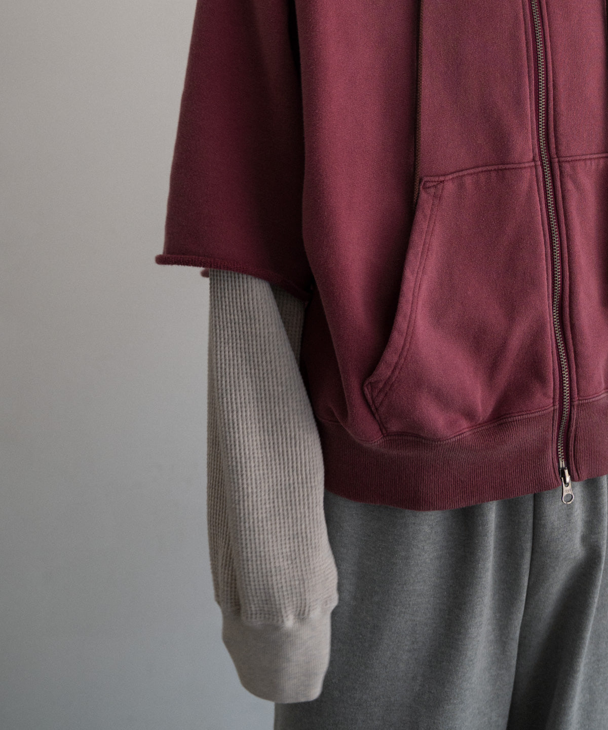 RAYERED SLEELVE ZIP HOODIE