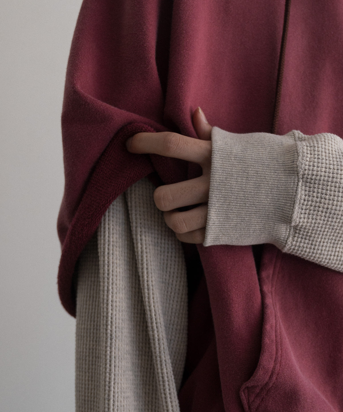 RAYERED SLEELVE ZIP HOODIE