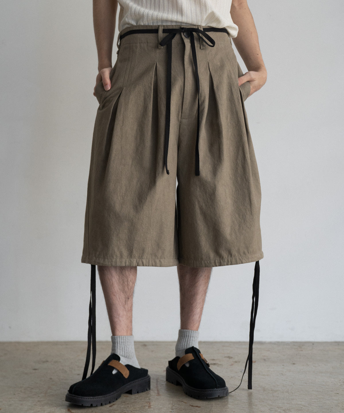 ツーダーツショートパンツ